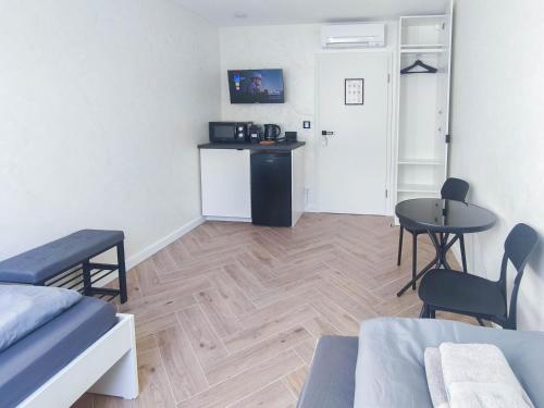 ALFA Stuttgart Doppelzimmer Teeküche Porsche Bosch l Gemeinschaftsbad WIFI SmartTV l Double room with kitchenette and shared bathroom BS21A8, Штутгарт (фото 7)