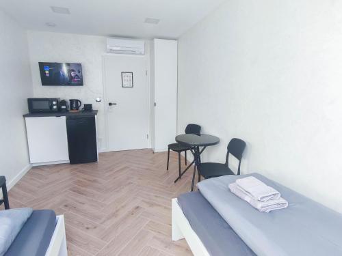 ALFA Stuttgart Doppelzimmer Teeküche Porsche Bosch l Gemeinschaftsbad WIFI SmartTV l Double room with kitchenette and shared bathroom BS21A8, Штутгарт (фото 3)