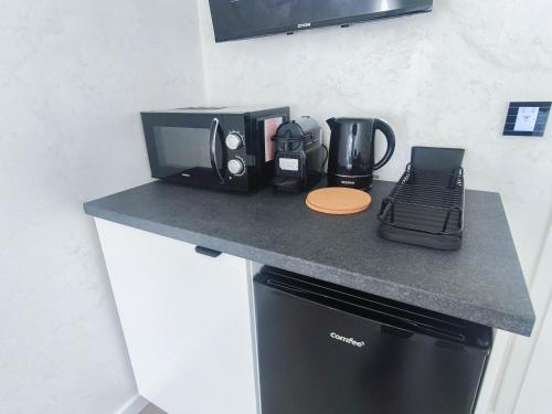 ALFA Stuttgart Doppelzimmer Teeküche Porsche Bosch l Gemeinschaftsbad WIFI SmartTV l Double room with kitchenette and shared bathroom BS21A8, Штутгарт (фото 10)