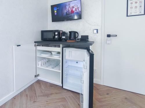 ALFA Stuttgart Doppelzimmer Teeküche Porsche Bosch l Gemeinschaftsbad WIFI SmartTV l Double room with kitchenette and shared bathroom BS21A8, Штутгарт (фото 4)
