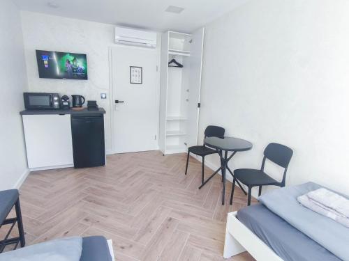 ALFA Stuttgart Doppelzimmer Teeküche Porsche Bosch l Gemeinschaftsbad WIFI SmartTV l Double room with kitchenette and shared bathroom BS21A8, Штутгарт (фото 8)