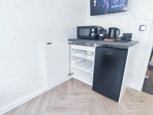 ALFA Stuttgart Doppelzimmer Teeküche Porsche Bosch l Gemeinschaftsbad WIFI SmartTV l Double room with kitchenette and shared bathroom BS21A8, Штутгарт (фото 9)