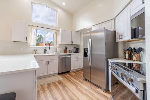 Modern Western Retreat Pet Friendly 4 Bed 2 Bath - image 12