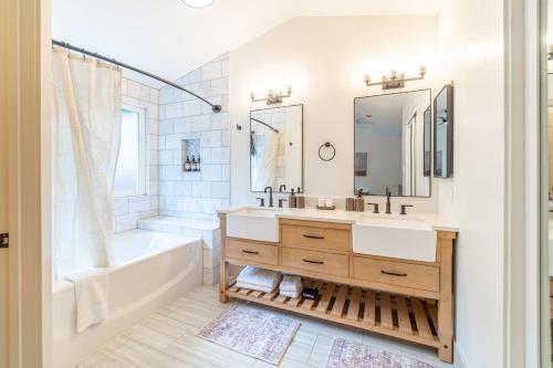 Modern Western Retreat Pet Friendly 4 Bed 2 Bath - main image