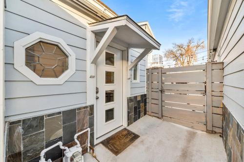 The Cozy Birdnest with Sauna & Outdoor Lounge space! in Englewood (Colorado)