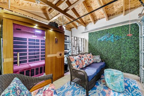 The Cozy Birdnest with Sauna & Outdoor Lounge space! in Englewood (Colorado)