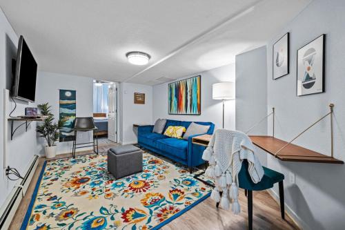 The Cozy Birdnest with Sauna & Outdoor Lounge space! in Englewood (Colorado)