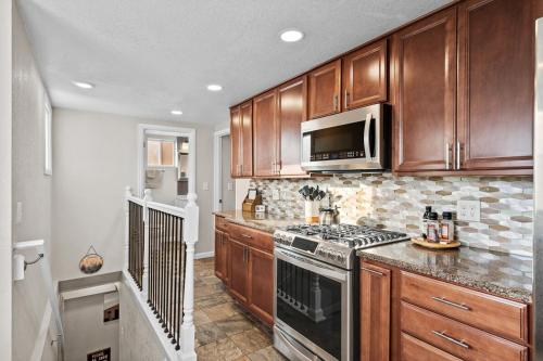 The Cozy Birdnest with Sauna & Outdoor Lounge space! in Englewood (Colorado)