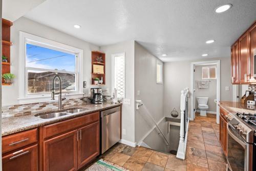 The Cozy Birdnest with Sauna & Outdoor Lounge space! in Englewood (Colorado)