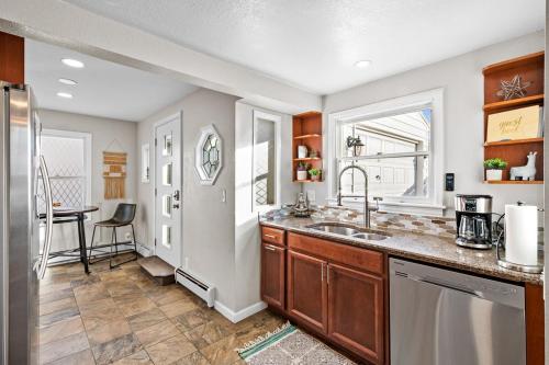 The Cozy Birdnest with Sauna & Outdoor Lounge space! in Englewood (Colorado)