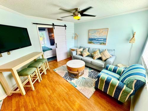 Beach Across Street, Walk to Restaurants, 2 Pools, Beach Gear