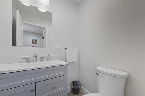 Bright Modern 3Bed 25Bath Evanston Home withParking home - image 8