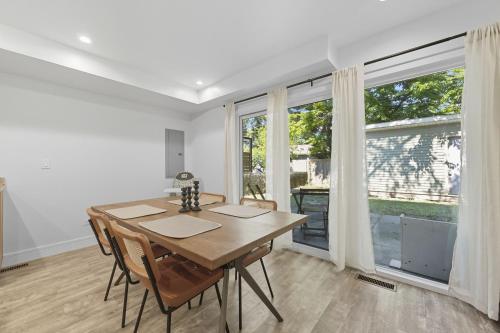 Bright Modern 3Bed 25Bath Evanston Home withParking home - main image