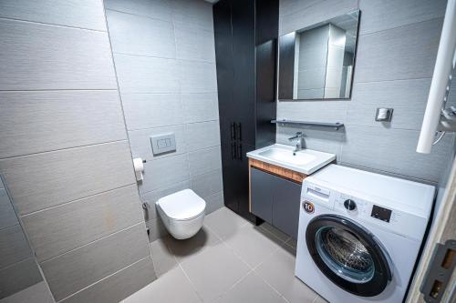 38 & 32 Floor Amazing Balcony Views, Pool , Gym, Spa and Free Parking Apartments, Skopje (photo 6)