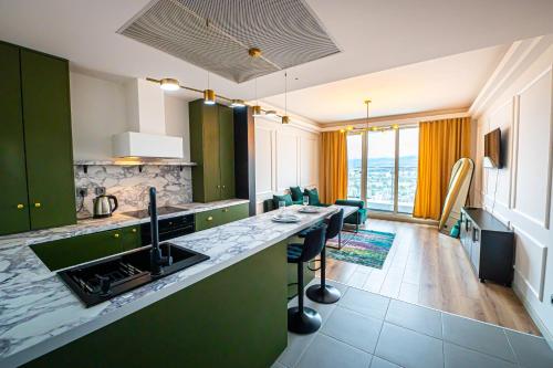 38 & 32 Floor Amazing Balcony Views, Pool , Gym, Spa and Free Parking Apartments, Skopje (photo 8)