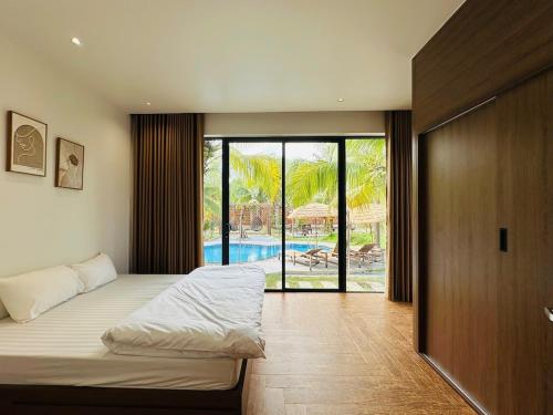 Villa is close to nature in Son Dong