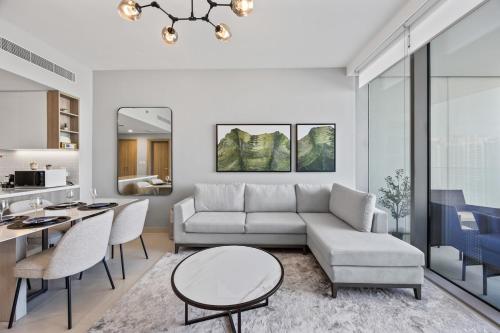 Luxury 1BR LIV Marina | Modern with Marina View - image 4