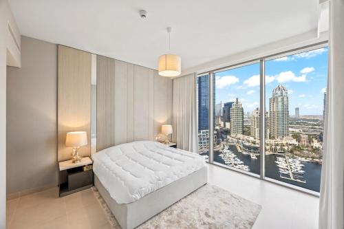 Luxury 1BR LIV Marina | Modern with Marina View - image 6