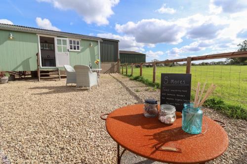 A szálláshely kívülről, The Shepherds Hut in Nettleton