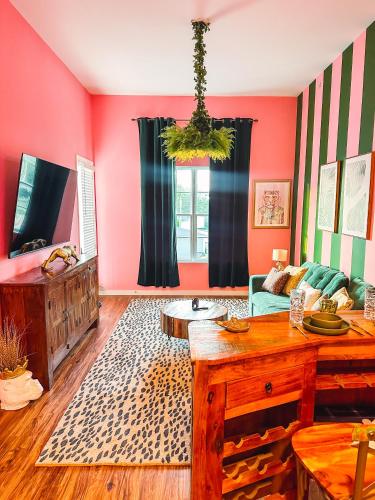 Dreaming With Dolly - Luxe Stay Near Broadway in Nashville, USA