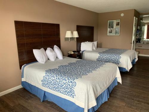 Days Inn by Wyndham Clinton - image 11