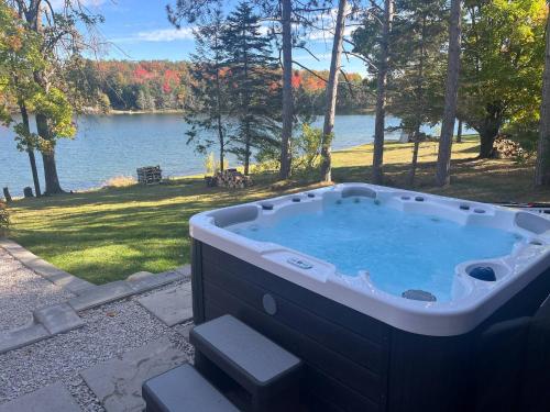Lake Front ~ Firepit ~ Kayaks ~ SUPs ~ Yard Games - image 12