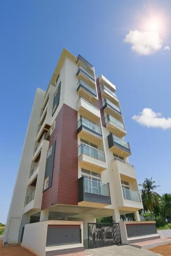 TrueLife Summit Suites - 2BHK Luxurious AC Studio Apartments - Modular Kitchen, RO water system, Microwave - Super fast WiFi, 55 Smart TV, 250 Airtel Channels - Prime Location - Nearby PS4, A2B pure veg restaurants - Parking-Top service with lots of love, Tirupati