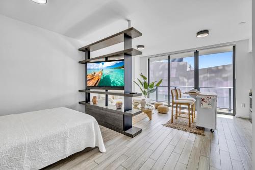 Luxury High-Rise Condo in Downtown Miami - Pool and Gym