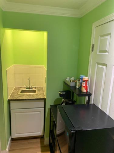 Private room with private bathroom entrance porch and driveway in Pinellas Park, USA