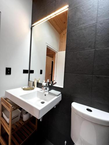 Modern home in prime location!, Auckland (photo 4)