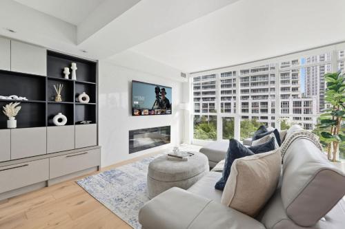 Upscale 2BR Condo Downtown TO Gem w Parking
