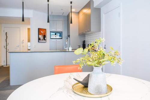 Large Stylish 1BR Apartment with Parking in CBD, Auckland (photo 5)