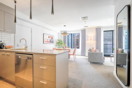 Large Stylish 1BR Apartment with Parking in CBD, Auckland (photo 8)