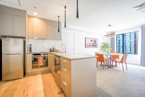 Large Stylish 1BR Apartment with Parking in CBD, Auckland (photo 9)