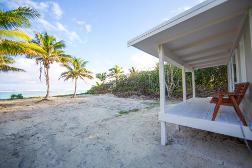 Strand, Frederick and Ngamata's Beach House in Rutaki
