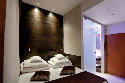 Nu Hotel - image 2
