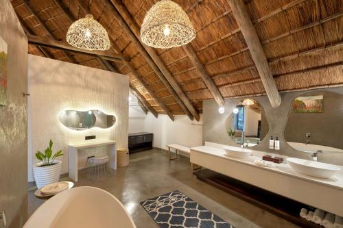David Livingstone Safari Lodge - Bathroom