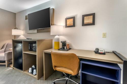Comfort Suites Downtown Sacramento - image 3