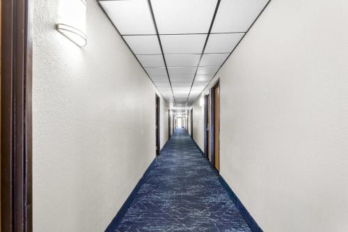 Super 8 by Wyndham Johnstown - image 9