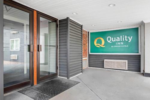 Super 8 by Wyndham West Haven - image 7