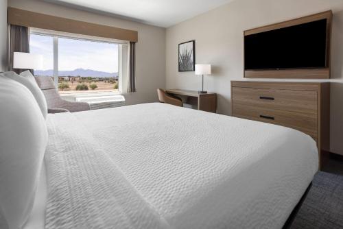 La Quinta Inn & Suites by Wyndham Phoenix West Glendale - image 3