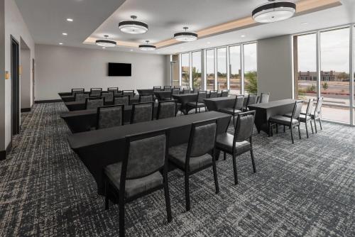 La Quinta Inn & Suites by Wyndham Phoenix West Glendale - image 5