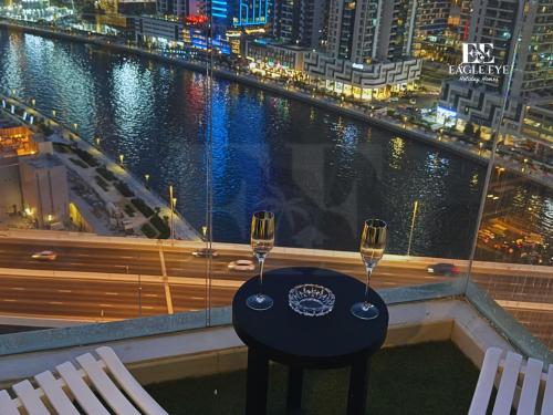 Chic Studio Apt with Canal and Pool View, Dubai