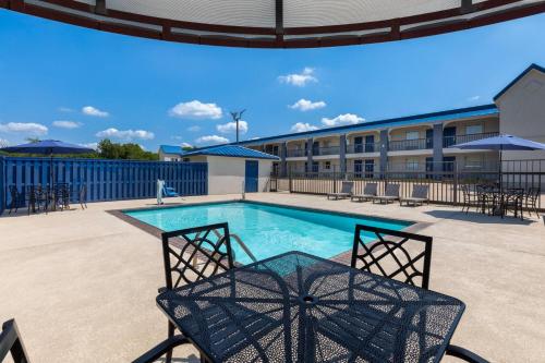 Days Inn by Wyndham Temple - image 11