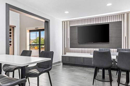 Super 8 by Wyndham Athens in Athens, USA