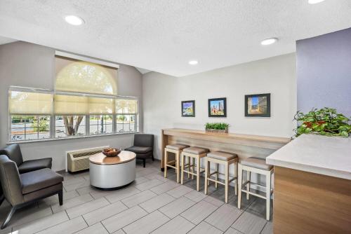 Lobby, Microtel Inn & Suites by Wyndham Greensboro in Greensboro (NC)