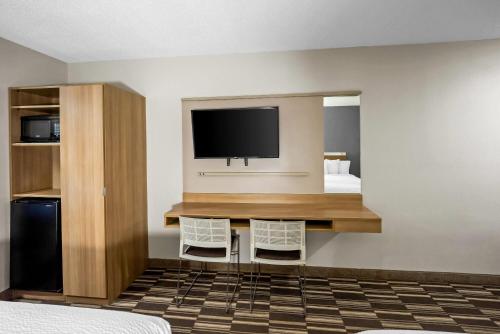 Microtel Inn by Wyndham Greensboro - image 2