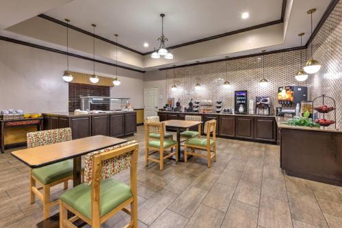 La Quinta by Wyndham Marble Falls - image 8