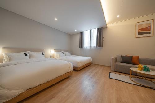 1 double bed, 1 twin bed
