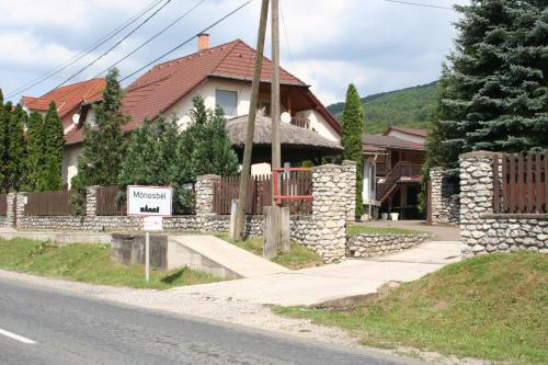 Accommodation in Mónosbél